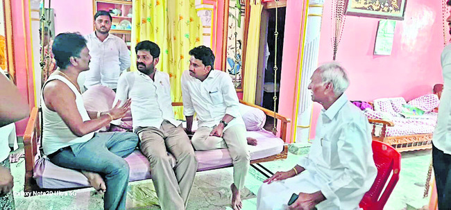 ఇసుక డబ్బు ఎక్కువై జనాలపై పడుతున్నారు 1