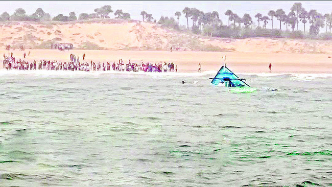 సముద్రంలో బోటు మునక1