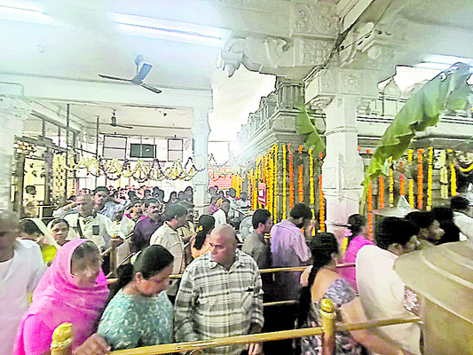 రత్నగిరికి పోటెత్తిన భక్తులు 1