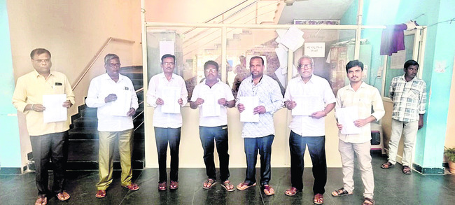 సిబ్బంది కృతనిశ్చయంతో  పనిచేయాలి 
1