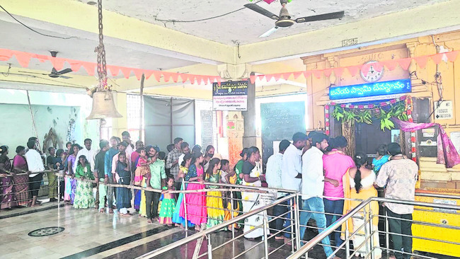 రహదారి నిబంధనలు పాటించాలి 
1