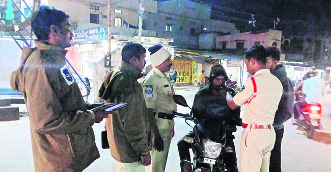 130 మందిపై డ్రంకెన్‌డ్రైవ్‌ కేసులు 1