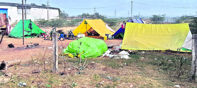 రెక్కాడితేనే.. డొక్క నిండేది! 1