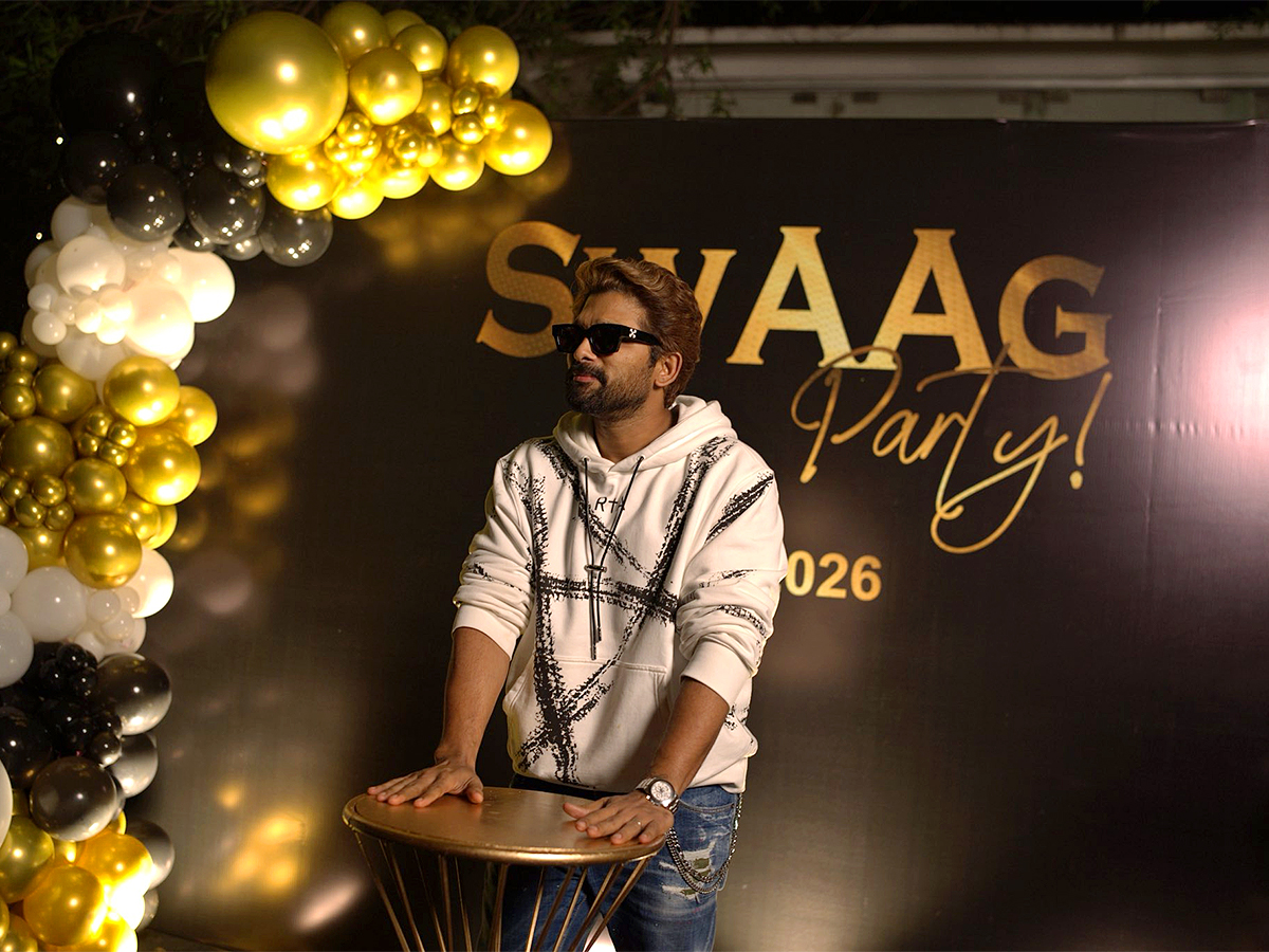 Icon Star Allu Arjun Celebrated the New Year with his staff2