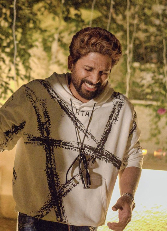 Icon Star Allu Arjun Celebrated the New Year with his staff8