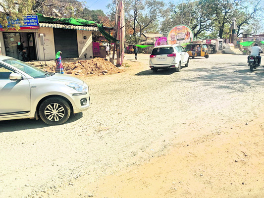 దుమ్ముతో జీవనం..గుంతల్లో ప్రయాణం1