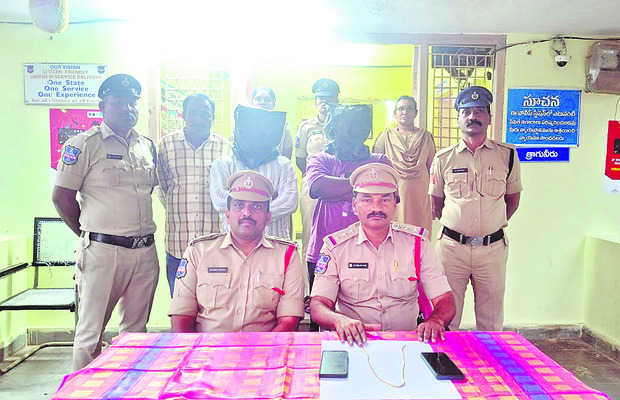 పుస్తెలతాడు చోరీ చేసిన నిందితుల అరెస్టు
1