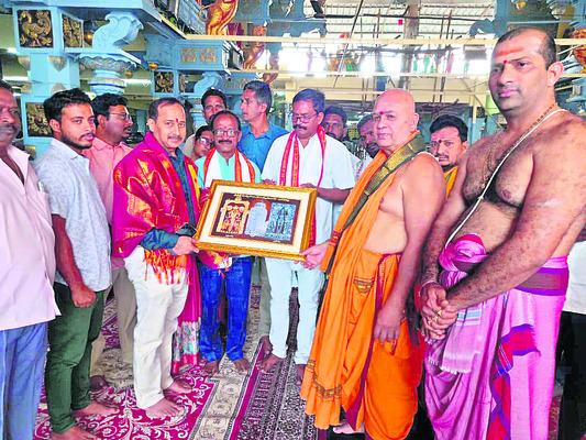 దర్శనంలో కోతలు1