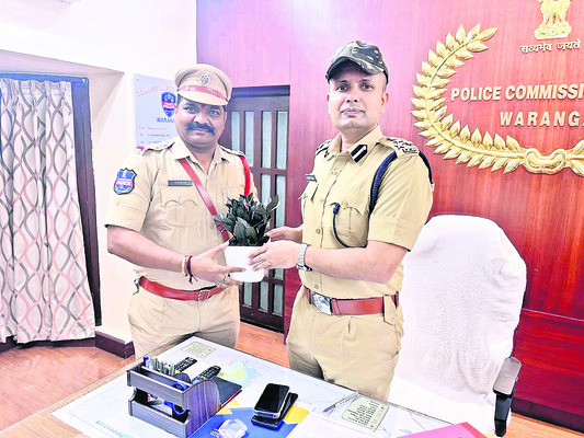 సీపీని కలిసిన  నర్సంపేట ఇన్‌స్పెక్టర్‌1