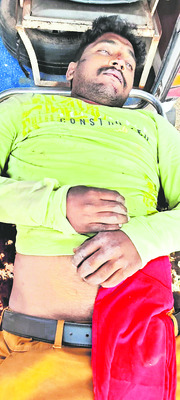 డివైడర్‌ను ఢీకొని వ్యక్తి మృతి 1