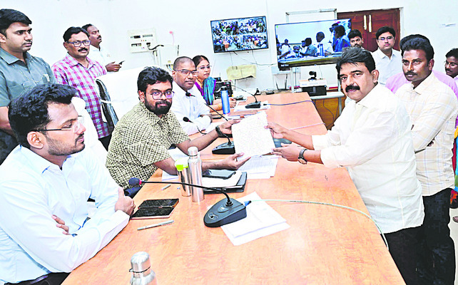 అర్జీలు సకాలంలో పరిష్కరించాలి 1