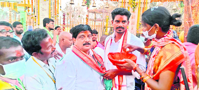 మేడారంలో భక్తుల మొక్కులు1