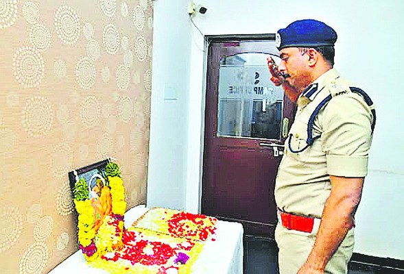 యోగి వేమనకు కలెక్టర్‌ నివాళులు
3