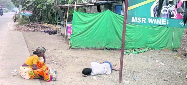 వీడని మత్తు.. జూదంలో చిత్తు 1