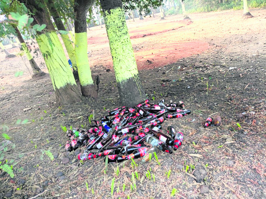 వీడని మత్తు.. జూదంలో చిత్తు 2