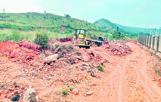 కొండలనూ మింగేస్తున్నారు!1