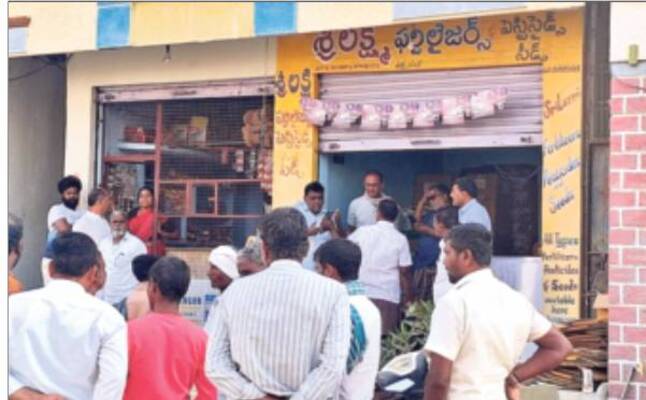 నకిలీ ఎరువులు ఇచ్చారని ఆందోళన1