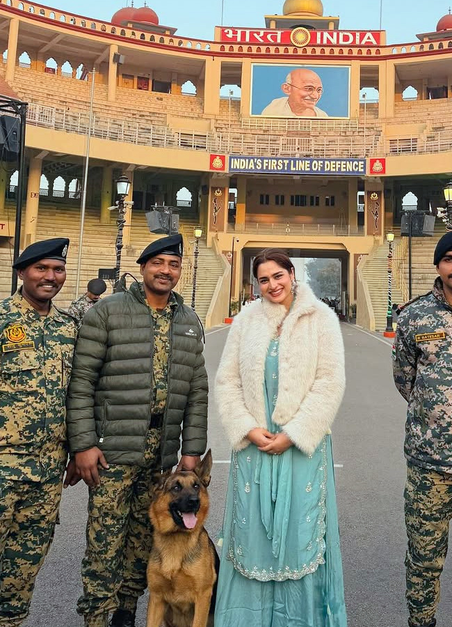 'Dhurandhar' movie beauty aayeshaa khan at the Wagah Border (Photos)3