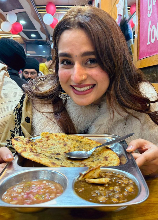 'Dhurandhar' movie beauty aayeshaa khan at the Wagah Border (Photos)4