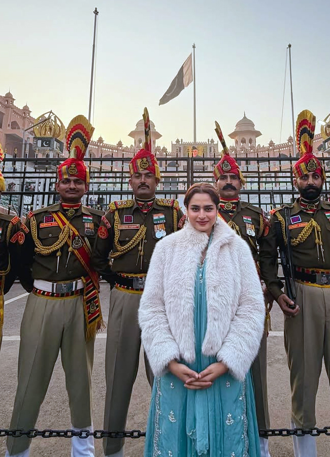 'Dhurandhar' movie beauty aayeshaa khan at the Wagah Border (Photos)8