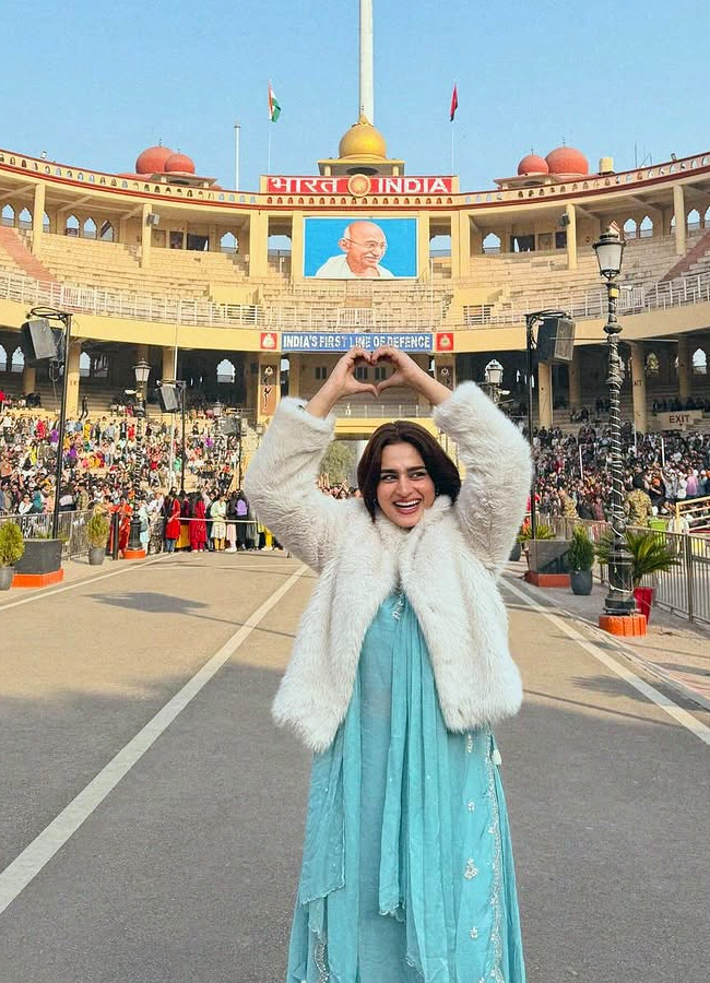 'Dhurandhar' movie beauty aayeshaa khan at the Wagah Border (Photos)9
