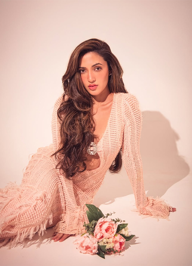 DJ Tillu Actress Neha Shetty HD Photos2