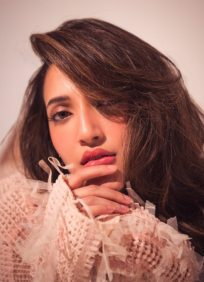 DJ Tillu Actress Neha Shetty HD Photos3