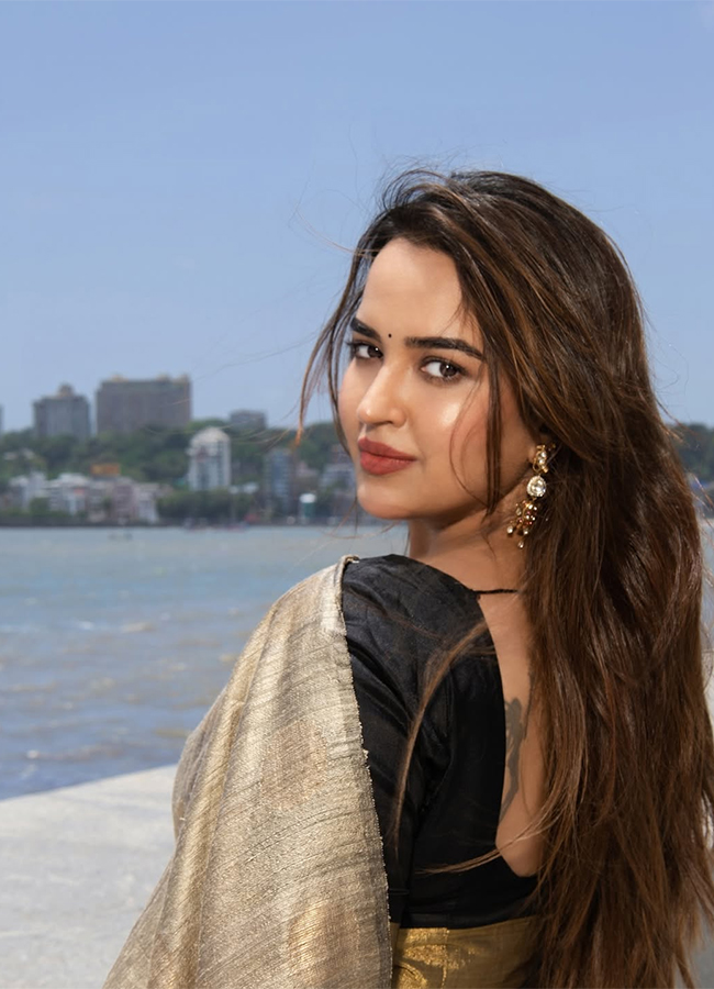 Tollywood Actress Pujita Ponnada HD Viral Photos10