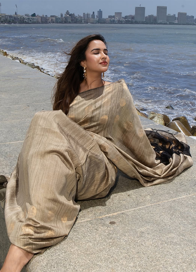 Tollywood Actress Pujita Ponnada HD Viral Photos11