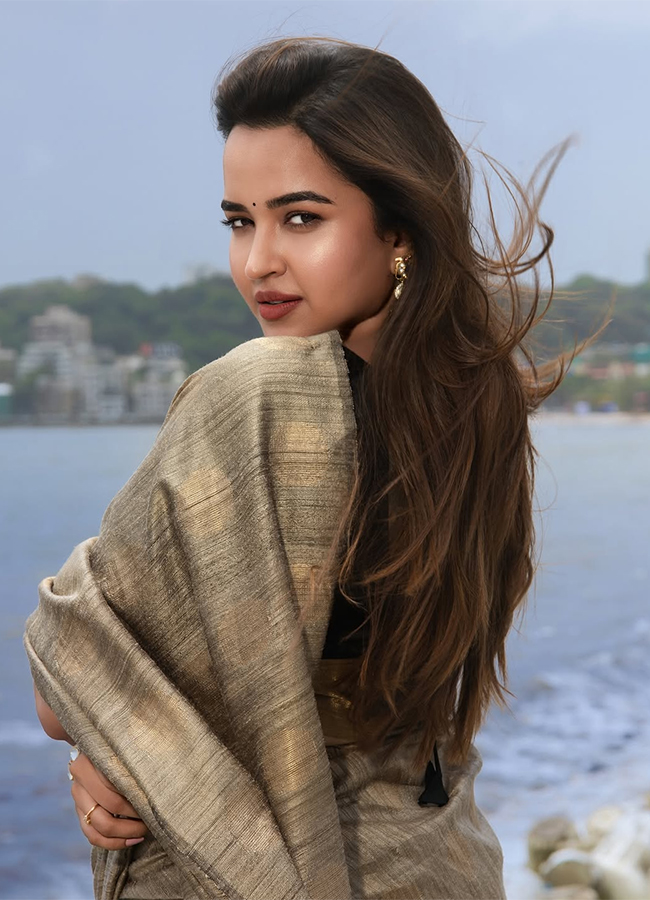 Tollywood Actress Pujita Ponnada HD Viral Photos12