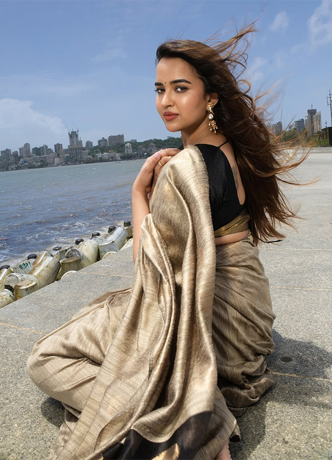 Tollywood Actress Pujita Ponnada HD Viral Photos14