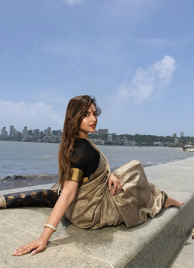 Tollywood Actress Pujita Ponnada HD Viral Photos17