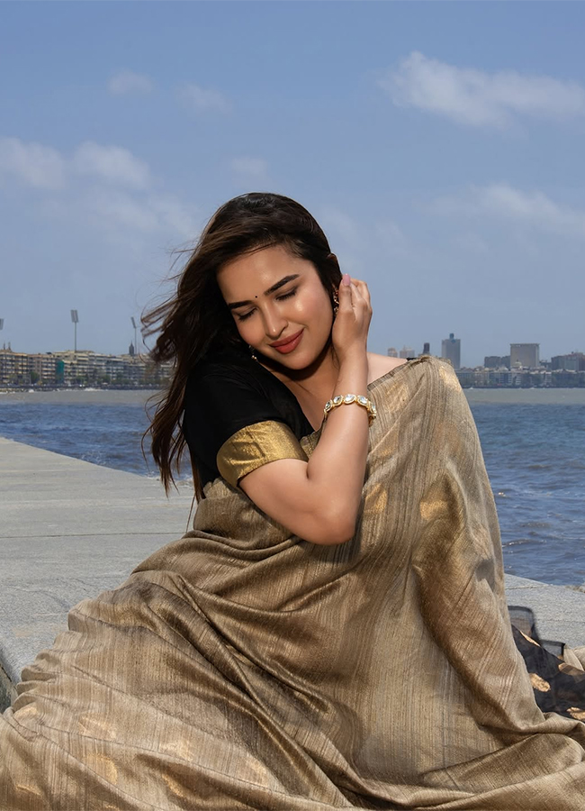 Tollywood Actress Pujita Ponnada HD Viral Photos18