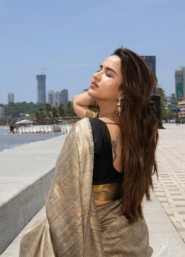 Tollywood Actress Pujita Ponnada HD Viral Photos21