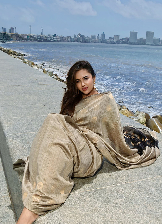 Tollywood Actress Pujita Ponnada HD Viral Photos22