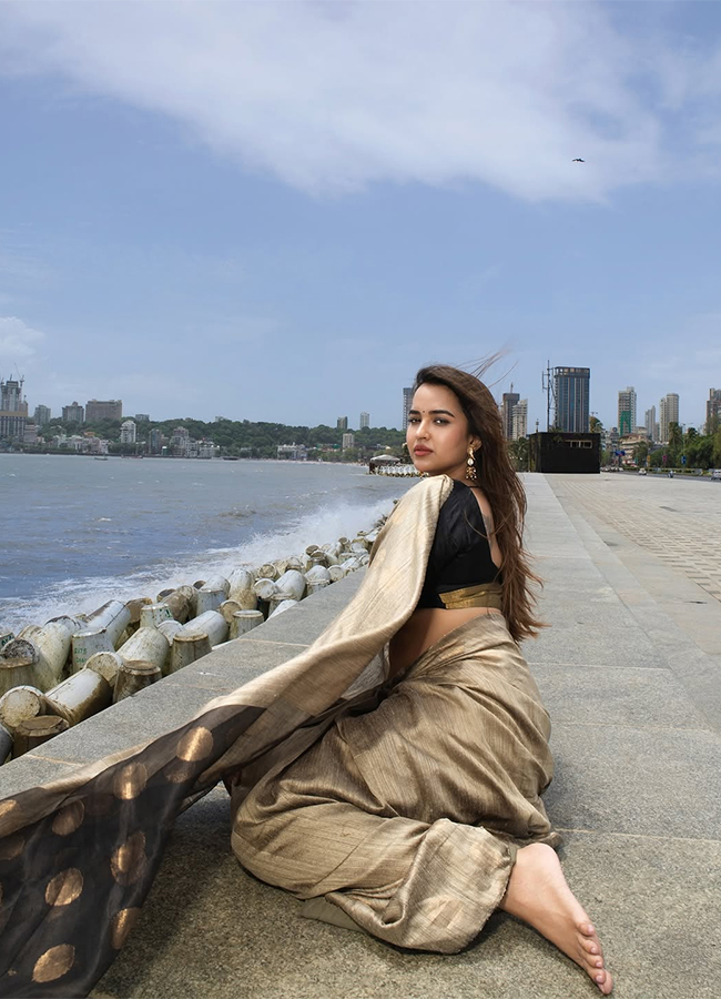 Tollywood Actress Pujita Ponnada HD Viral Photos23