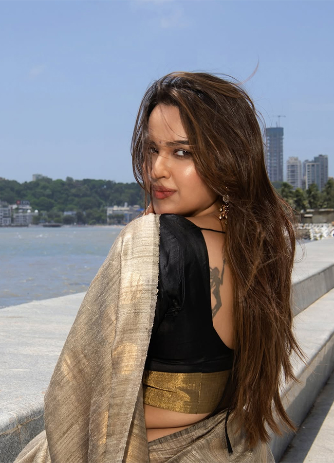 Tollywood Actress Pujita Ponnada HD Viral Photos5