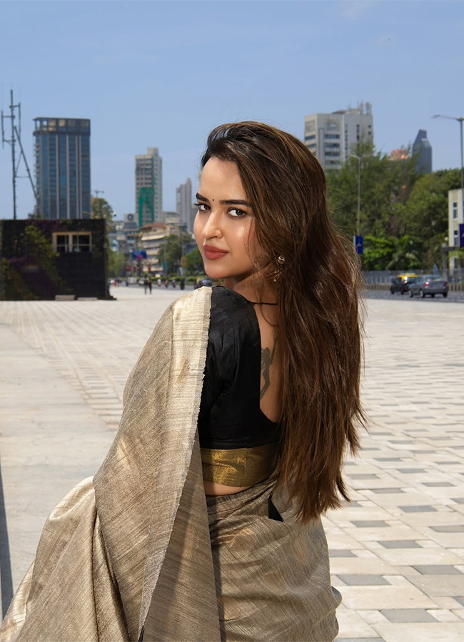 Tollywood Actress Pujita Ponnada HD Viral Photos8