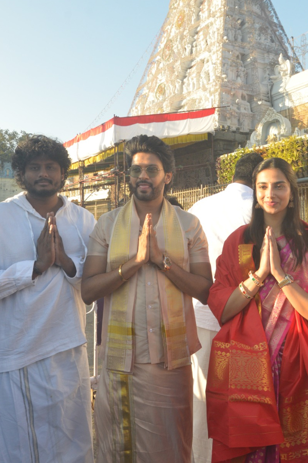 Tollywood Celebrities Visited Tirumala Srivari Temple PHotos4