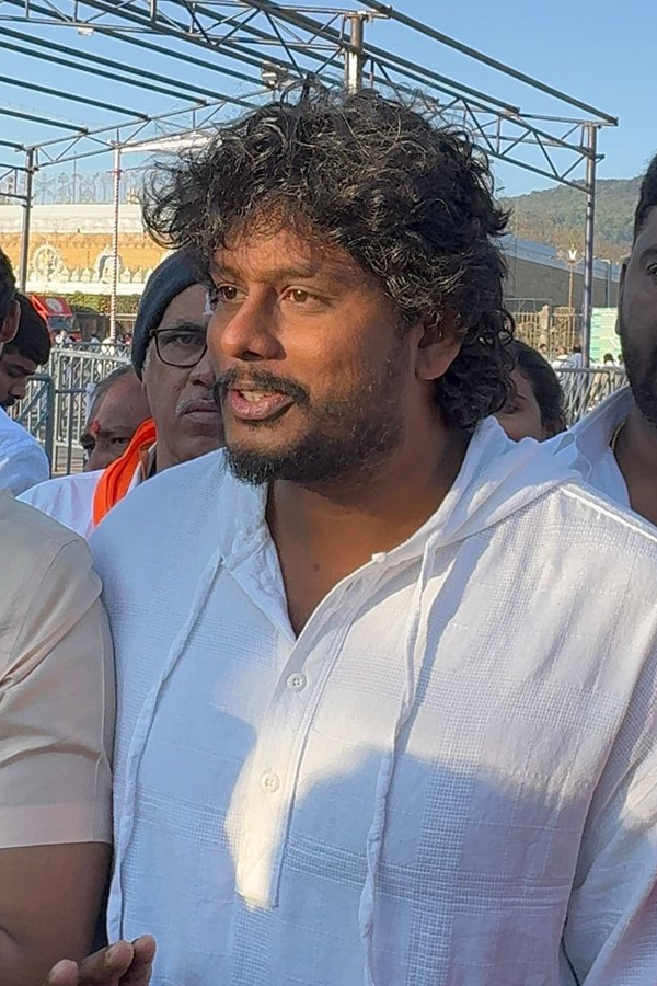 Tollywood Celebrities Visited Tirumala Srivari Temple PHotos9