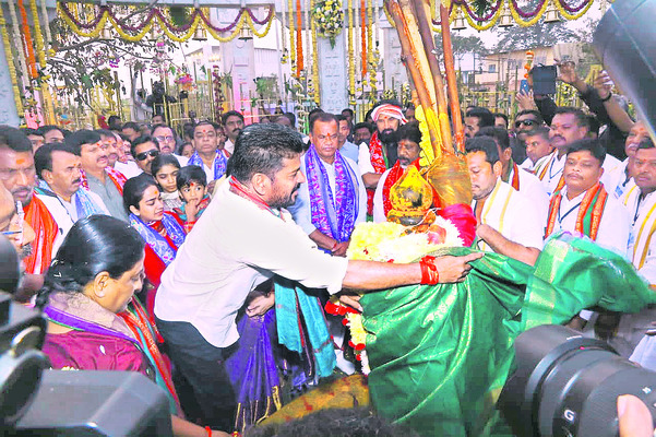 తొలిమొక్కు చెల్లించి.. తల్లులకు ప్రణమిల్లి..1