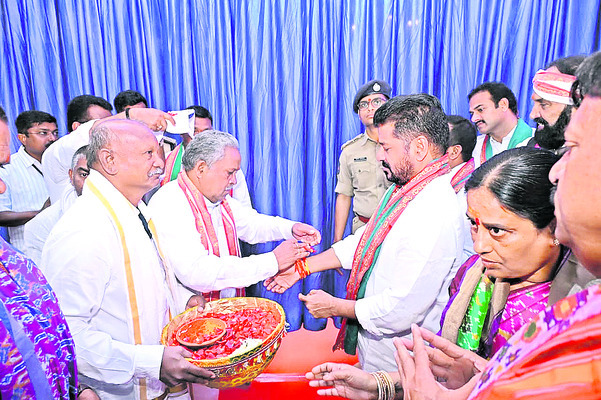 తొలిమొక్కు చెల్లించి.. తల్లులకు ప్రణమిల్లి..2