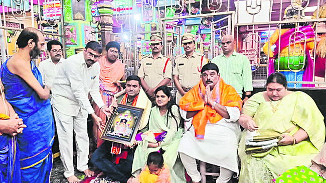 నిత్యాన్నదానానికి   రూ.లక్ష విరాళం   
2