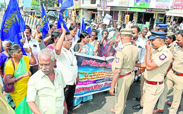 పౌష్టికాహార కార్మికుల రాస్తారోకో 2