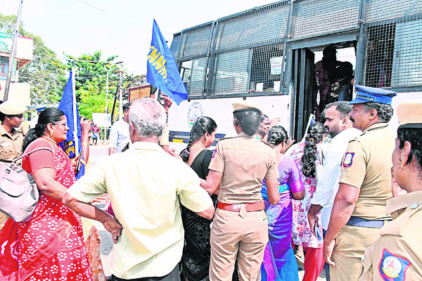 పౌష్టికాహార కార్మికుల రాస్తారోకో 1