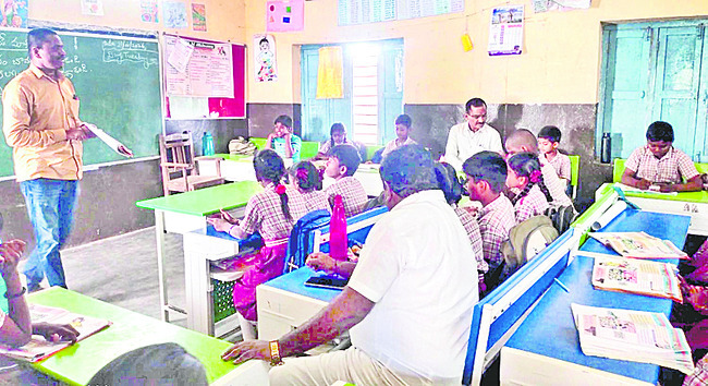 సీతక్కను కలిసిన కొమ్మూరి1