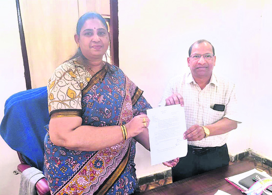 వ్యవసాయ కళాశాలకు భూమి అప్పగింత2