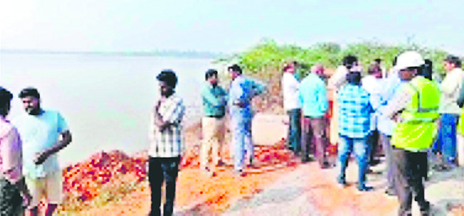 నీరు తరలింపుపై రైతుల ఆగ్రహం 1