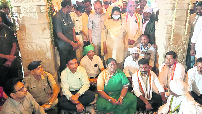 నాగోబాను దర్శించుకున్న మంత్రి సీతక్క1