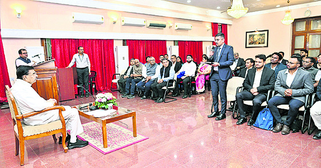 సంస్థలు ఏర్పాటు చేయాలి: గవర్నర్‌ 1